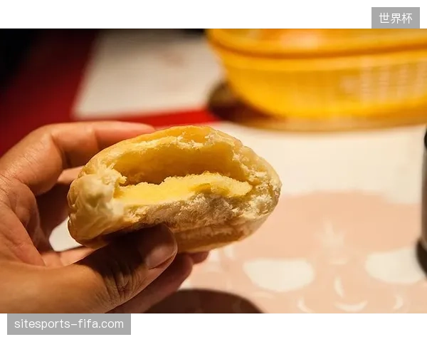 现场消费转化率不足两成,过时的物料陈列与复杂的取餐流程压低了赛事整体的运营表现 现场消费转化率不足两成,过时的物料陈列与复杂的取餐流程压低了赛事整体的运营表现